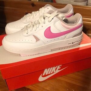 ⭐️ Brand New⭐️ women’s Nike Gamma Force Size 9 pink